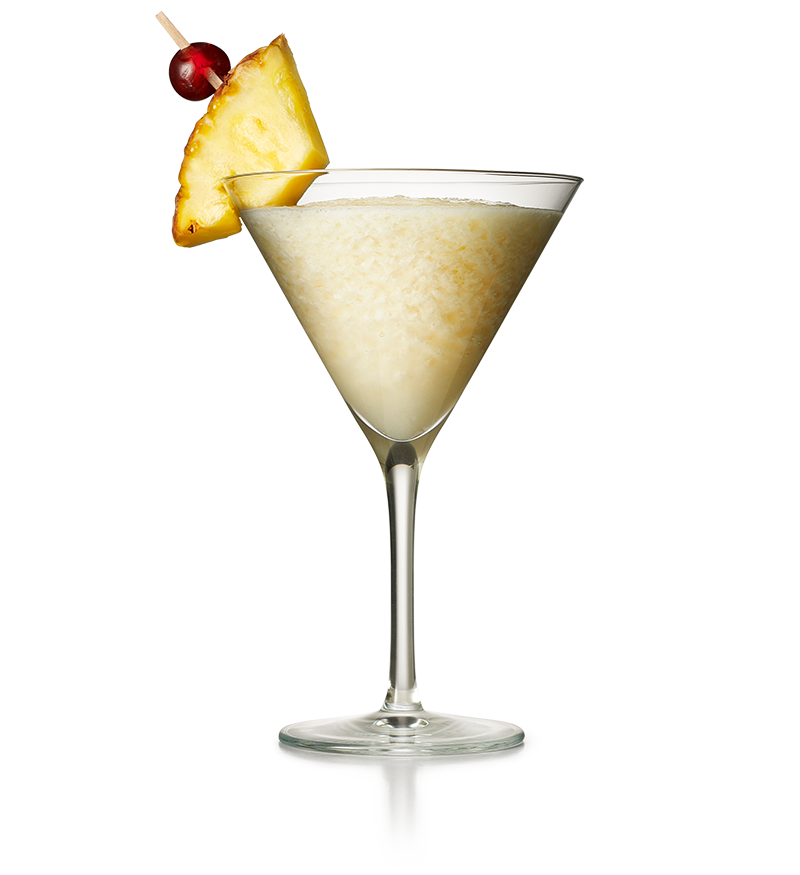 Glas på fot med vit, krämig vätska. På glaskanten sitter en bit ananas och ett rött cocktailbär.