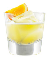 Litet glas med blekgul vätska garnerat med apelsinklyfta.