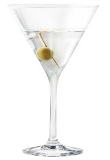 Klassiskt martiniglas med vattenklar sprit samt en grön oliv på tandpetare.